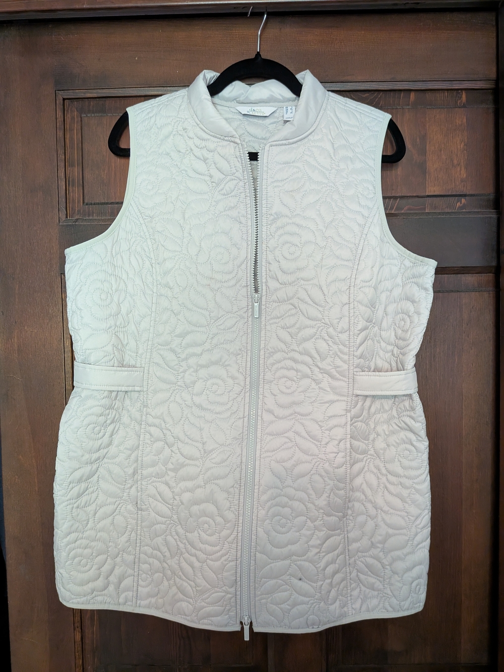 D & Co Active Lightweight Quilted Floral-Pattern Vest in Cream